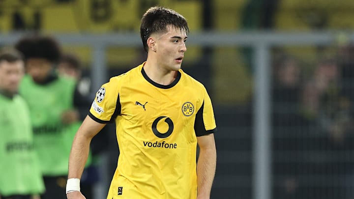 Aaron Anselmino musste den BVB überraschend verlassen