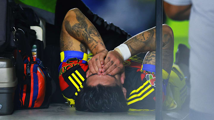 Víctor Dávila tuvo que abandonar en ambulancia el inmueble