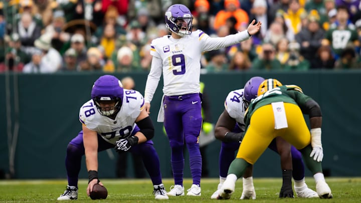 J.J. McCarthy prepares to take a snap against the Packers. 