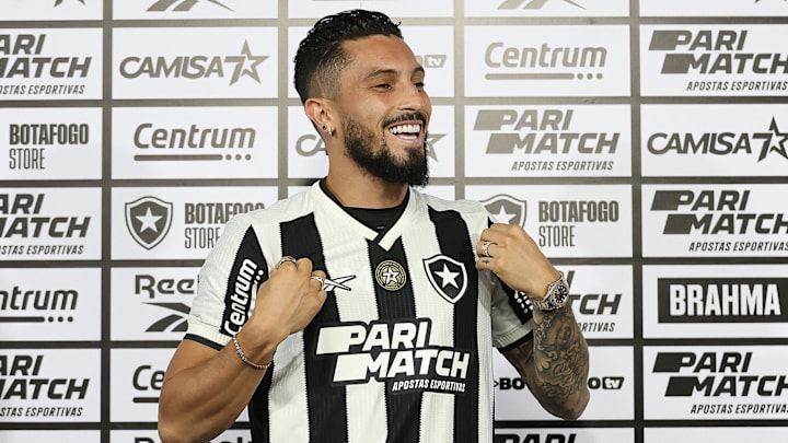 Alex Telles vai vestir a icônica camisa 13 do Botafogo