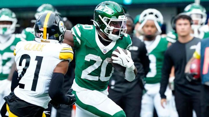 New York Jets running back Breece Hall (20) tries to outrun Pittsburgh Steelers safety Chuck Clark (21), Sunday, September 7, 2025, in East Rutherford. New York Jets running back Breece Hall (20) tries to outrun Pittsburgh Steelers safety Chuck Clark (21), Sunday, September 7, 2025, in East Rutherford.