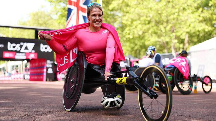 Catherine Debrunner rompió su propio récord mundial de maratón femenil en silla de ruedas al terminar Chicago en una hora, 33 minutos y 16 segundos. Catherine Debrunner rompió su propio récord mundial de maratón femenil en silla de ruedas al terminar Chicago en una hora, 33 minutos y 16 segundos.