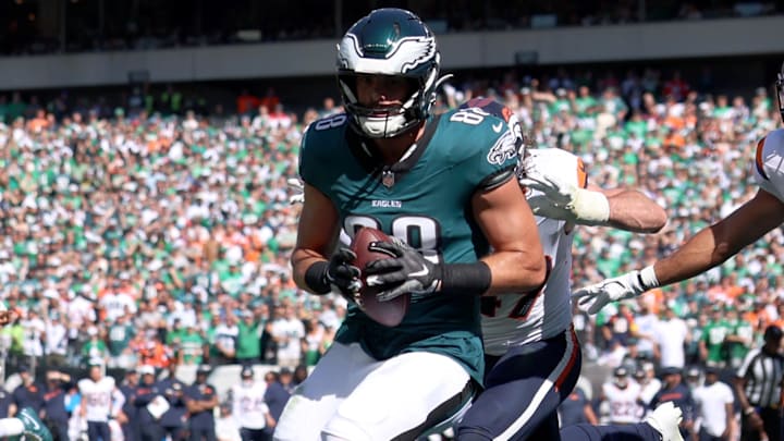 Oct 5, 2025; Philadelphia, Pennsylvania, USA; Philadelphia Eagles tight end Dallas Goedert (88) scores a touchdown against the Denver Broncos in the second quarter at Lincoln Financial Field. Oct 5, 2025; Philadelphia, Pennsylvania, USA; Philadelphia Eagles tight end Dallas Goedert (88) scores a touchdown against the Denver Broncos in the second quarter at Lincoln Financial Field.