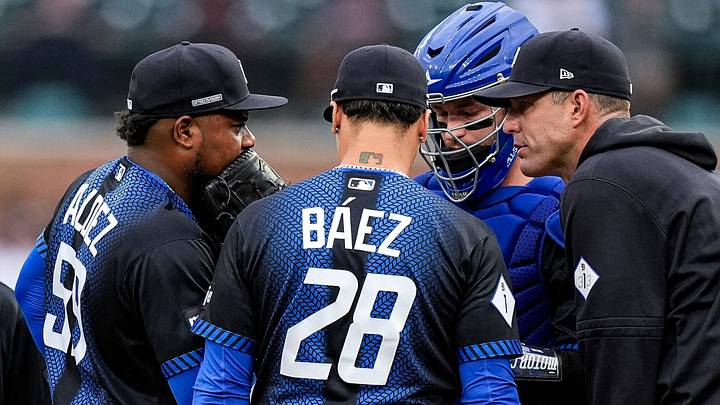 Detroit Tigers pitching coach Chris Fetter (41), right, talks to pitcher Framber Valdez (59) at a mound visit at Comerica Park. Credit