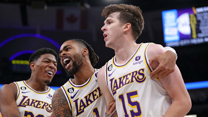 D'Angelo Russell (centro) podría ser pieza de posible cambio en los Lakers 