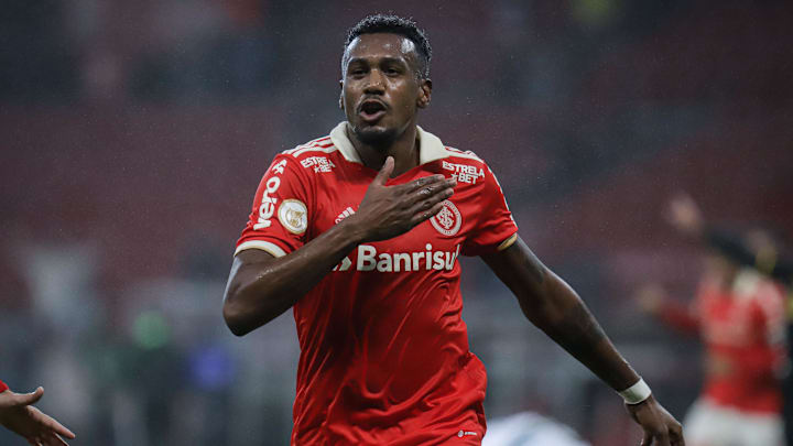 Edenílson foi um dos destaques da vitória do Internacional por 3 a 0 sobre o Coritiba