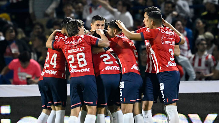Jugadores de Chivas celebran un gol.