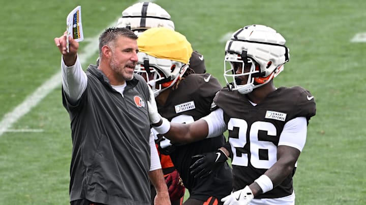 Aug 5, 2024; Cleveland Browns advisor Mike Vrabel works with cornerback Myles Harden (26) during practice at the Browns training facility in Berea, Ohio. Aug 5, 2024; Cleveland Browns advisor Mike Vrabel works with cornerback Myles Harden (26) during practice at the Browns training facility in Berea, Ohio.
