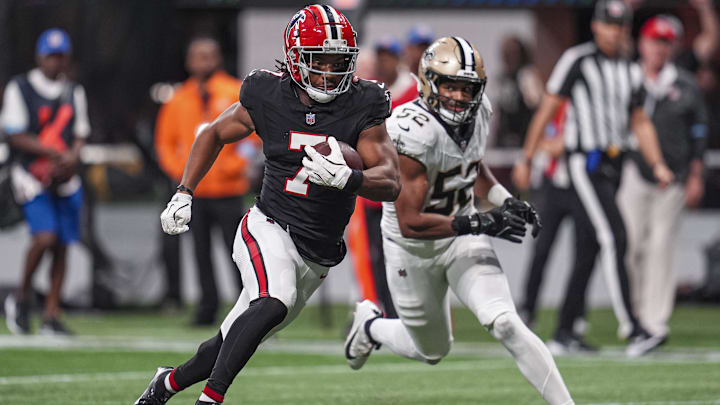 Sep 29, 2024; Atlanta, Georgia, USA; Atlanta Falcons running back Bijan Robinson (7) runs past New Orleans Saints linebacker D'Marco Jackson (52) at Mercedes-Benz Stadium. Mandatory Credit: Dale Zanine-Imagn Images Sep 29, 2024; Atlanta, Georgia, USA; Atlanta Falcons running back Bijan Robinson (7) runs past New Orleans Saints linebacker D'Marco Jackson (52) at Mercedes-Benz Stadium. Mandatory Credit: Dale Zanine-Imagn Images