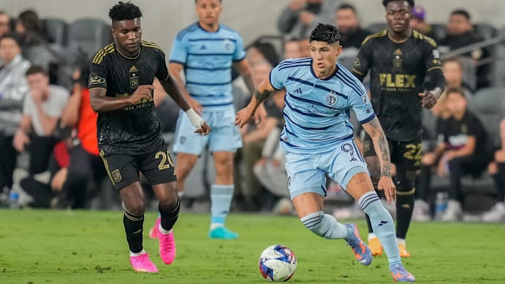 El mexicano Alan Pulido de Kansas City controla el balón ante la presión del ecuatoriano José Cifuentes de LAFC.