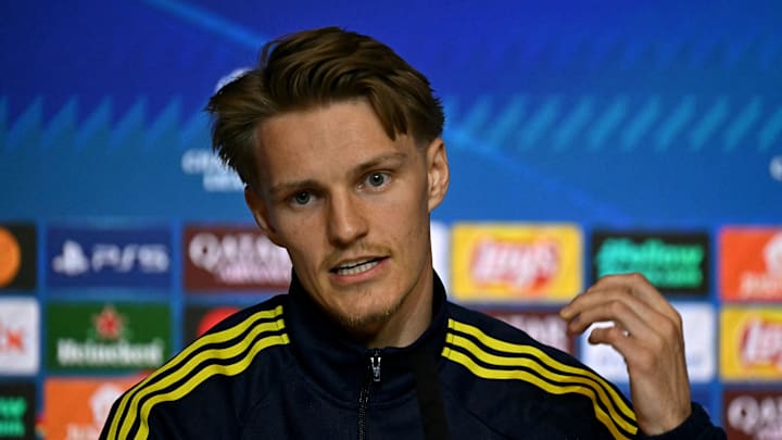 FBL-EUR-C1-ARSENAL-TRAINING-PRESSER