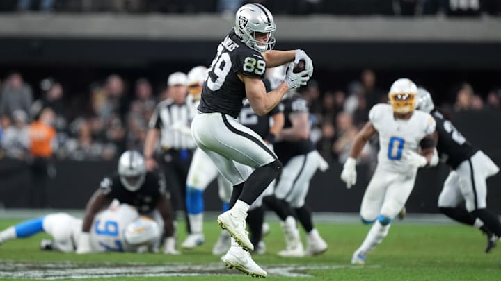 Jan 5, 2025; Paradise, Nevada, USA; Las Vegas Raiders tight end Brock Bowers (89) catches the ball in the second half against the Los Angeles Chargers at Allegiant Stadium. Mandatory Credit: Kirby Lee-Imagn Images Jan 5, 2025; Paradise, Nevada, USA; Las Vegas Raiders tight end Brock Bowers (89) catches the ball in the second half against the Los Angeles Chargers at Allegiant Stadium. Mandatory Credit: Kirby Lee-Imagn Images