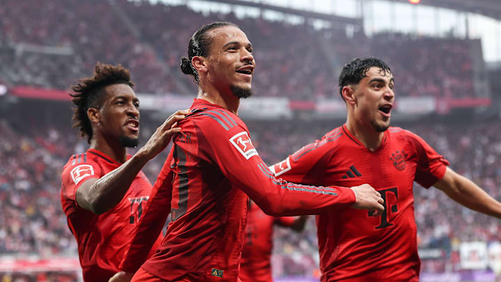 Feiert Leroy Sané (m.) auch 25/26 seine Tore im FCB-Trikot?