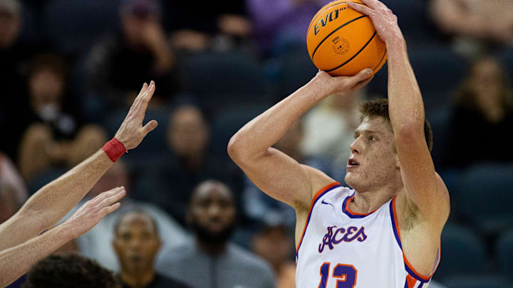 Evansville   s Ben Humrichous (13) takes a shot as the University of Evansville Purple Aces play the