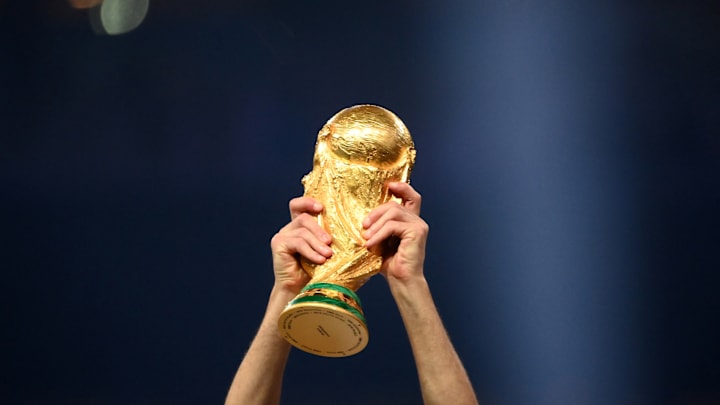 TOPSHOT-FBL-WC-2022-MATCH64-ARG-FRA-TROPHY