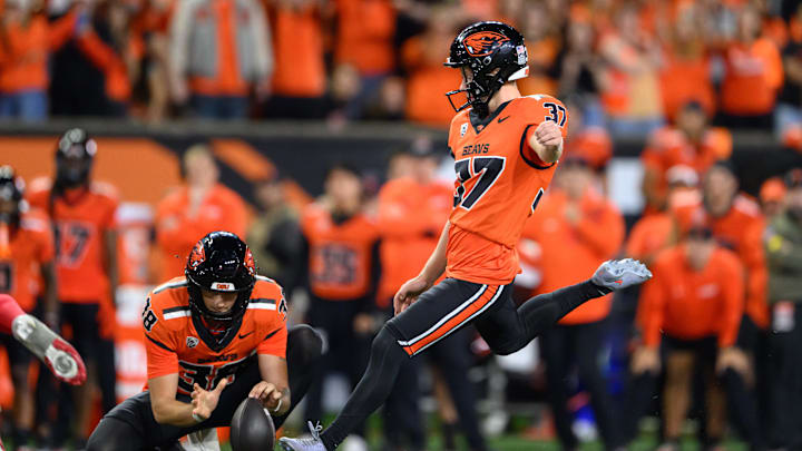 Sep 26, 2025; Corvallis, Oregon, USA; Oregon State Beavers place kicker Cameron Smith (37) attempts a game winning field goal but is blocked by the Houston Cougars at Reser Stadium. Mandatory Credit: Craig Strobeck-Imagn Images Sep 26, 2025; Corvallis, Oregon, USA; Oregon State Beavers place kicker Cameron Smith (37) attempts a game winning field goal but is blocked by the Houston Cougars at Reser Stadium. Mandatory Credit: Craig Strobeck-Imagn Images