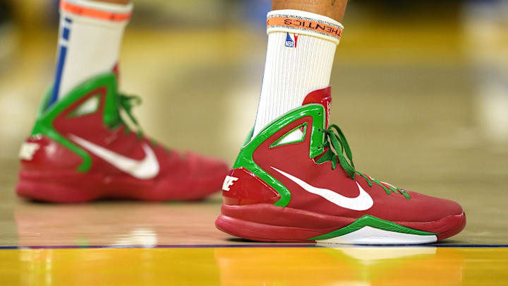 Golden State Warriors guard Stephen Curry wore his old Nike basketball shoes during warmups on Christmas Day.