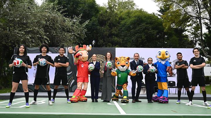 Claudia Sheinbaum, presidenta de México, junto a las mascotas del Mundial 2026