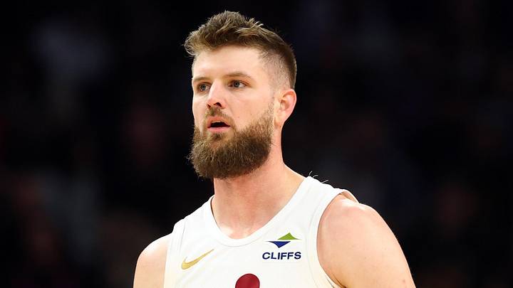 Jan 30, 2026; Phoenix, Arizona, USA; Cleveland Cavaliers forward Dean Wade (32) against the Phoenix Suns at Mortgage Matchup Center. Mandatory Credit: Mark J. Rebilas-Imagn Images Jan 30, 2026; Phoenix, Arizona, USA; Cleveland Cavaliers forward Dean Wade (32) against the Phoenix Suns at Mortgage Matchup Center. Mandatory Credit: Mark J. Rebilas-Imagn Images