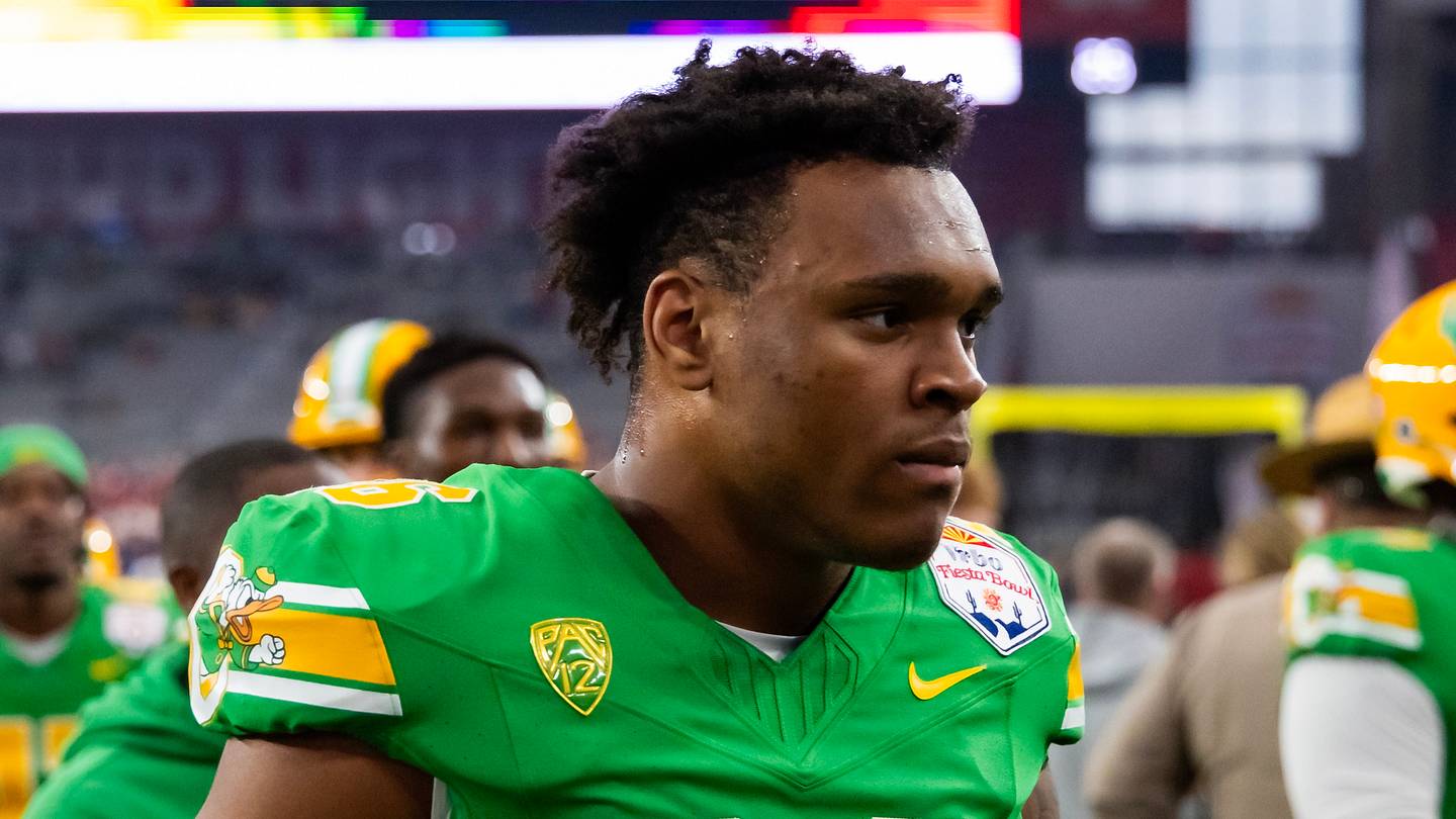 Linebacker Devon Jackson Names Oregon Freshman Making Waves in Fall Camp