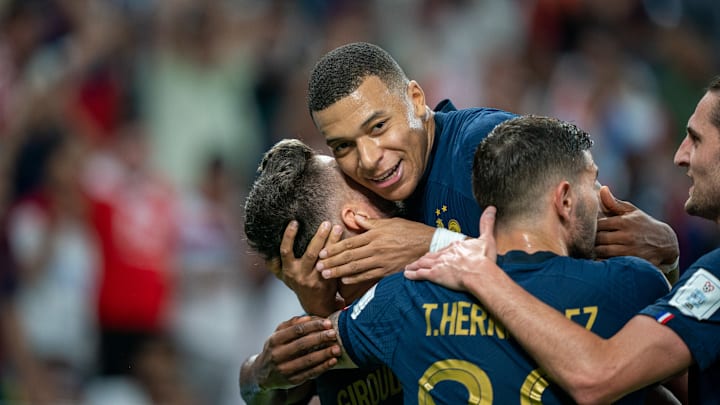 Mbappé esulta Mbappé esulta