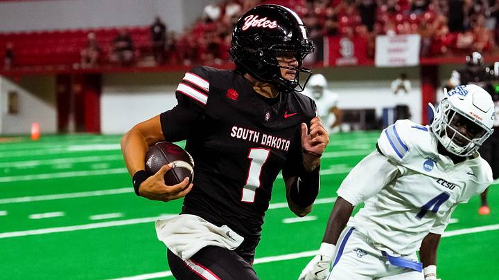 South Dakota quarterback Austyn Modrzewski (1)
