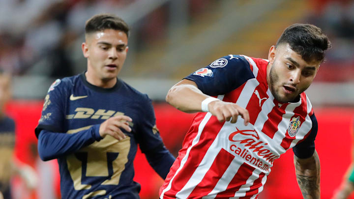 Alexis Vega y Marco García en la disputa de un balón.