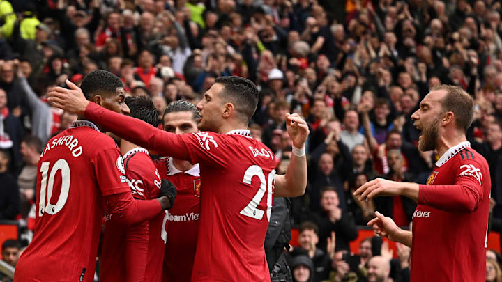 Manchester United celebrate Bruno Fernandes' goal against Aston Villa