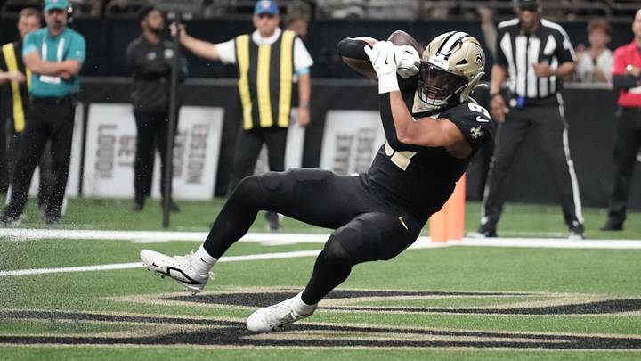 Sep 27, 2026; New Orleans, Louisiana, USA;  New Orleans Saints tight end Noah Fant (87) scores a touchdown during the second quarter against the Las Vegas Raiders at Caesars Superdome.  Mandatory Credit: Matthew Hinton-Imagn Images