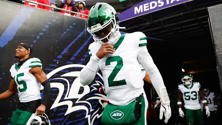New York Jets quarterback Tyrod Taylor (2) takes the field before the game against the Baltimore Ravens at M&T Bank Stadium.