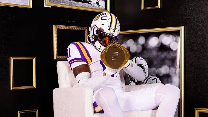Jaiden Braker poses during his visit to LSU Jaiden Braker poses during his visit to LSU