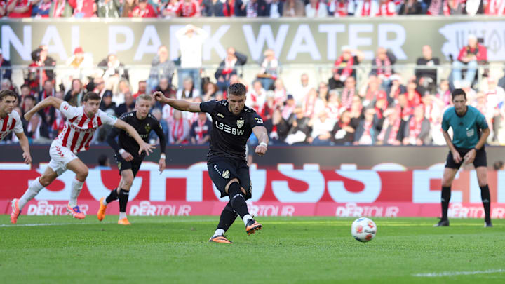 Ermedin Demirovic verwandelt den Elfmeter nach dem kontroversen Pfiff