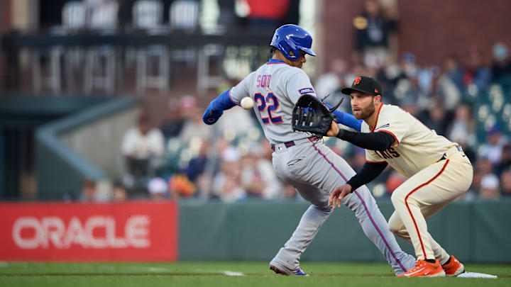 Apr 2, 2026; San Francisco, California, USA; San Francisco Giants infielder Casey Schmitt (10) catches a pickoff throw at first base against New York Mets outfielder Juan Soto (22) during the first inning at Oracle Park. Mandatory Credit: Robert Edwards-Imagn Images