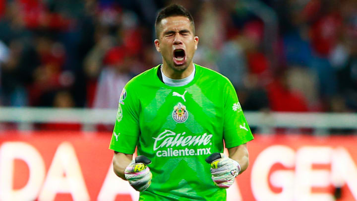 Miguel Jiménez celebra el gol de Chivas ante Toluca.