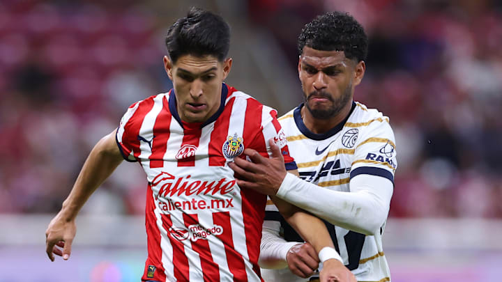 José Castillo de Chivas y el colombiano José Caicedo de Pumas disputan el esférico