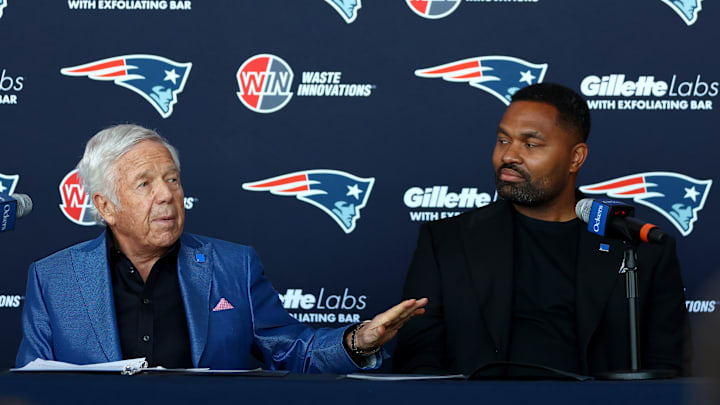 Robert Kraft y Jerod Mayo, cuando el entrenador fue presentado ante la prensa