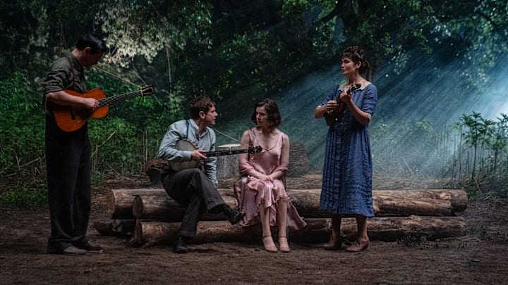 (L to r) PETER DREIMANIS as Bert, JACK O’CONNELL as Remmick, HAILEE STEINFELD as Mary, and LOLA KIRKE as Joan in Warner Bros. Pictures’ “SINNERS,” a Warner Bros. Pictures release.