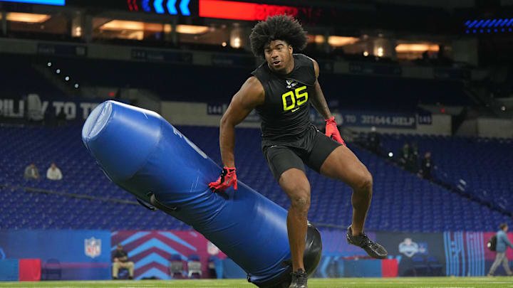 Feb 27, 2025; Indianapolis, IN, USA; Alabama linebacker Jihaad Campbell (LB05) participates in drills during the 2025 NFL Combine at Lucas Oil Stadium. Mandatory Credit: Kirby Lee-Imagn Images Feb 27, 2025; Indianapolis, IN, USA; Alabama linebacker Jihaad Campbell (LB05) participates in drills during the 2025 NFL Combine at Lucas Oil Stadium. Mandatory Credit: Kirby Lee-Imagn Images