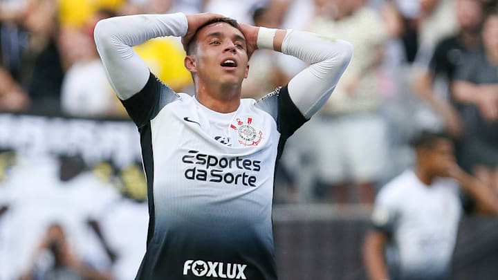 Giovane vive imbróglio contratual no Corinthians