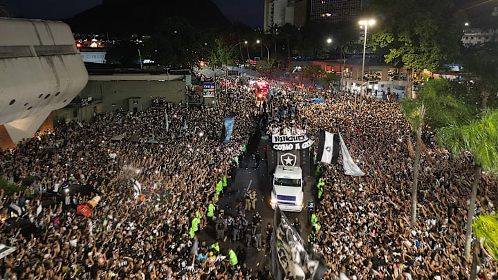Torcida do Botafogo lotou as ruas da Zona Sul do Rio de Janeiro para celebrar título da Libertadores
