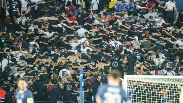 Les tribunes debout seront acceptés pour les compétitions européennes. Les tribunes debout seront acceptés pour les compétitions européennes.