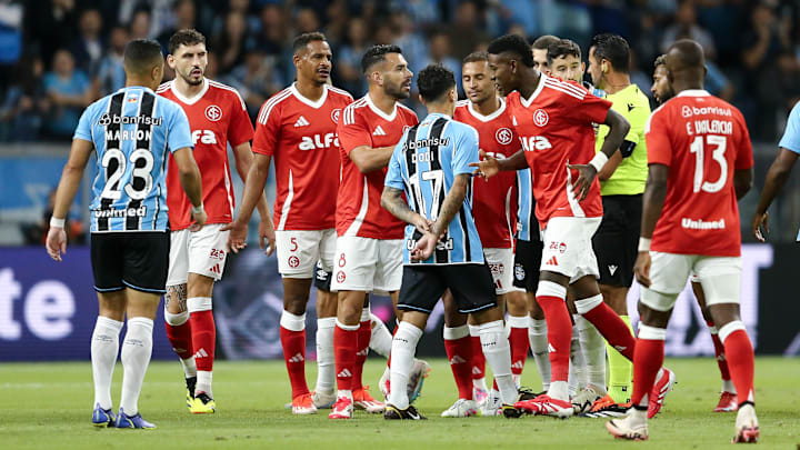Arbitragem marcou dois pênaltis em Porto Alegre Arbitragem marcou dois pênaltis em Porto Alegre