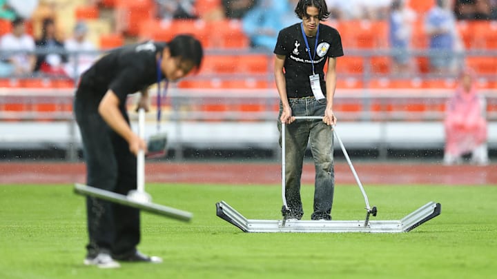 Funcionários do estádio tentaram diminuir o volume da água, mas não foi suficiente