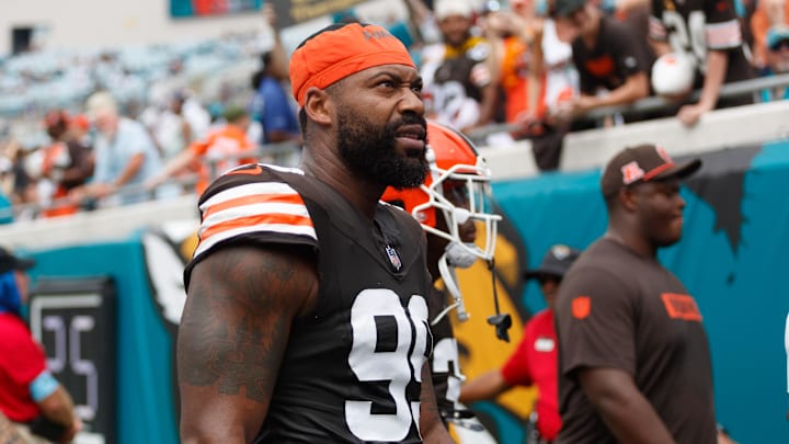 Sep 15, 2024; Jacksonville, Florida, USA; Cleveland Browns defensive end Za'Darius Smith (99) before the game against the Jacksonville Jaguars at EverBank Stadium. Sep 15, 2024; Jacksonville, Florida, USA; Cleveland Browns defensive end Za'Darius Smith (99) before the game against the Jacksonville Jaguars at EverBank Stadium.