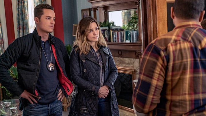 CHICAGO P.D. -- "Don't Read The News" Episode 410 -- Pictured: (l-r) Jesse Lee Soffer as Jay Halstead, Sophia Bush as Erin Lindsay -- (Photo by: Matt Dinerstein/NBC)
