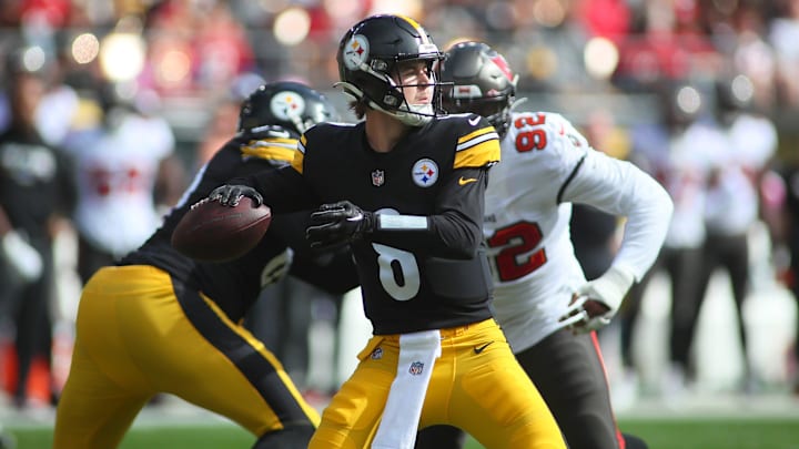 Kenny Pickett (8) of the Pittsburgh Steelers.