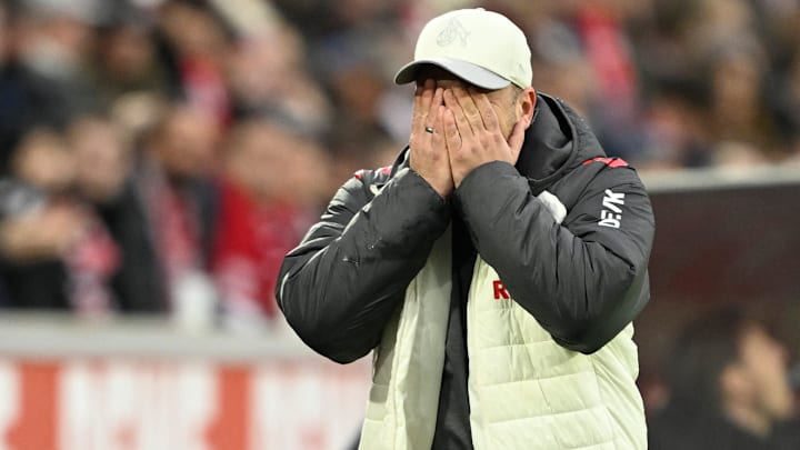 Lukas Kwasniok schlägt die Hände vors Gesicht