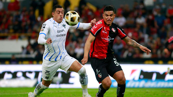 Rogelio Funes Mori y Anderson Santamaria disputan un balón. Rogelio Funes Mori y Anderson Santamaria disputan un balón.