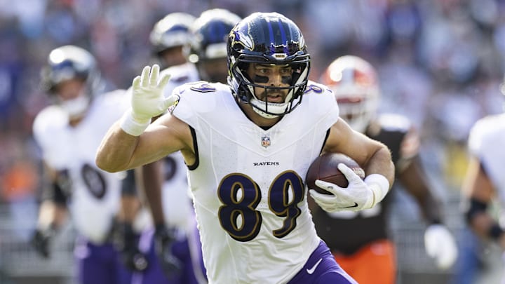 Baltimore Ravens tight end Mark Andrews runs the ball against the Cleveland Browns.
