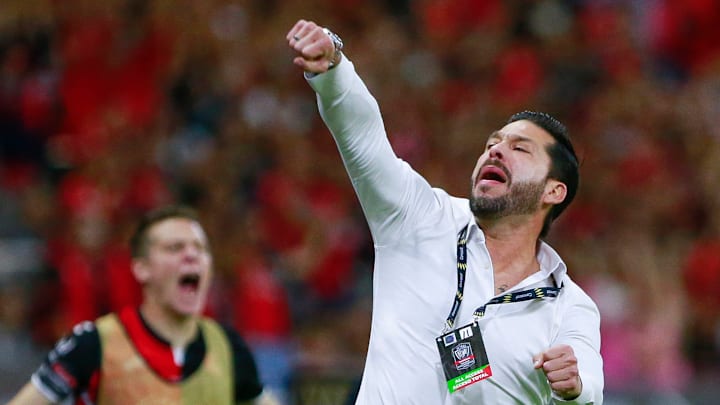 El entrenador Benjamín Mora.